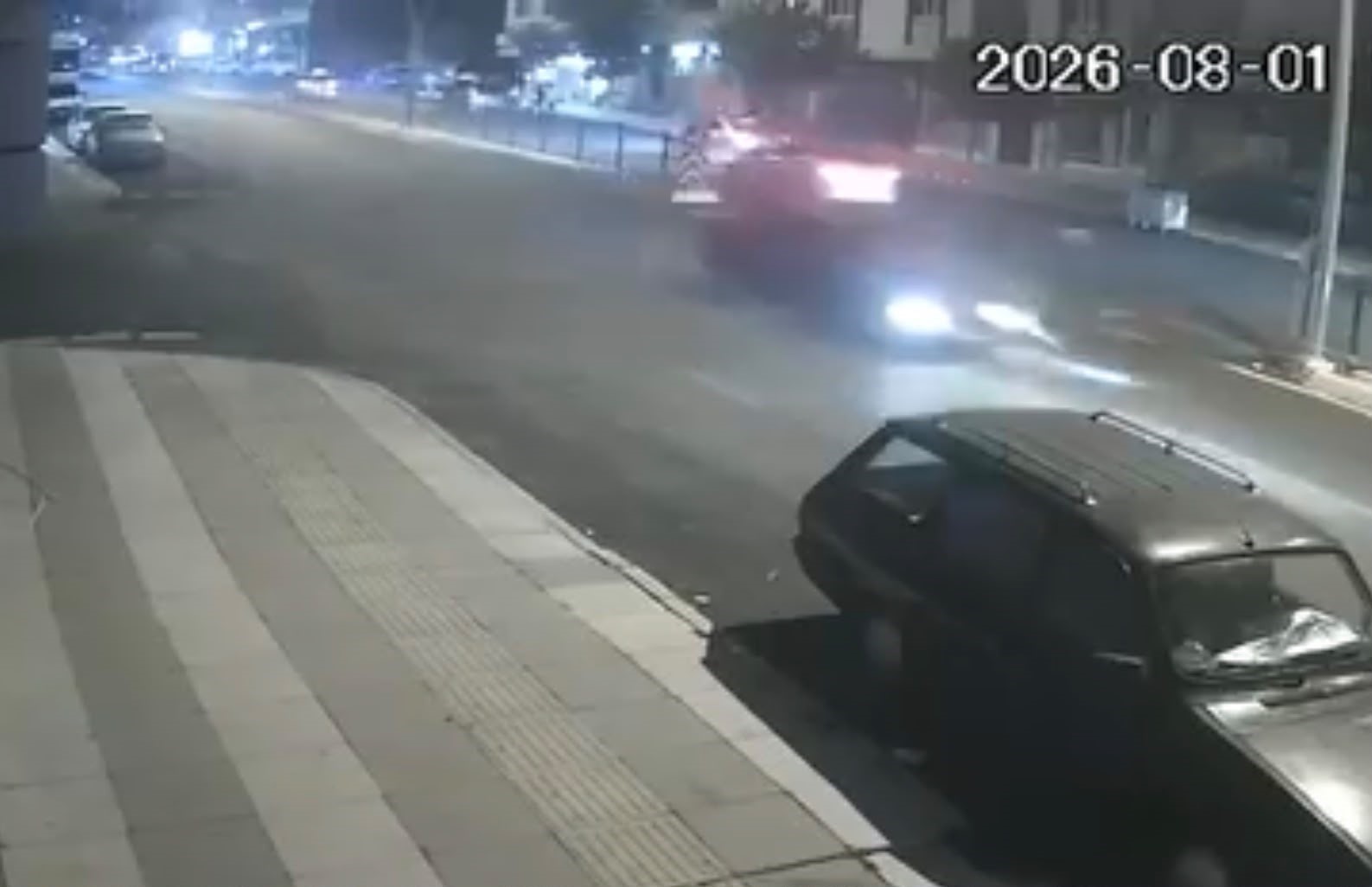 Motosikletteki 2 kişinin ölümden döndüğü kaza kamerada