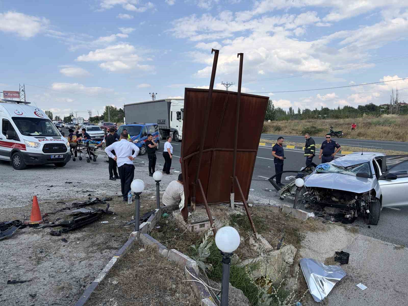 D100’de otomobil su kanalına çarptı: 2 ölü, 4 yaralı