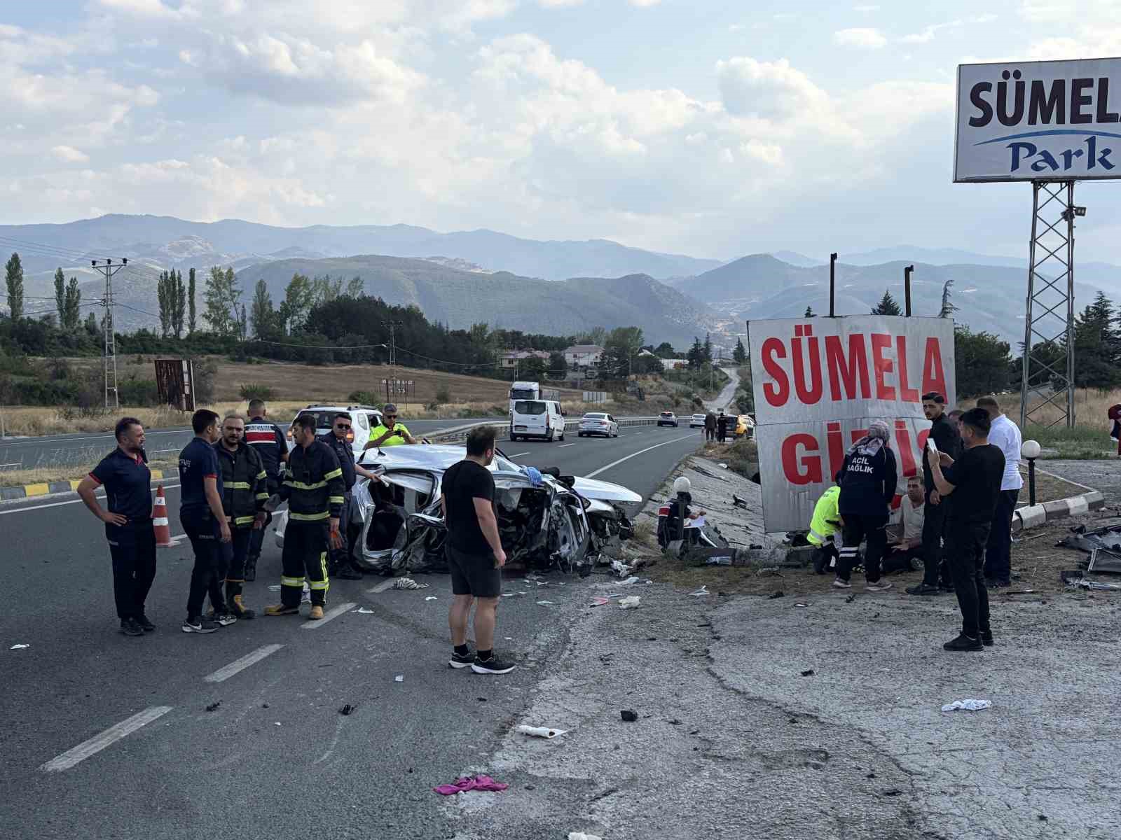 D100’de otomobil su kanalına çarptı: 2 ölü, 4 yaralı