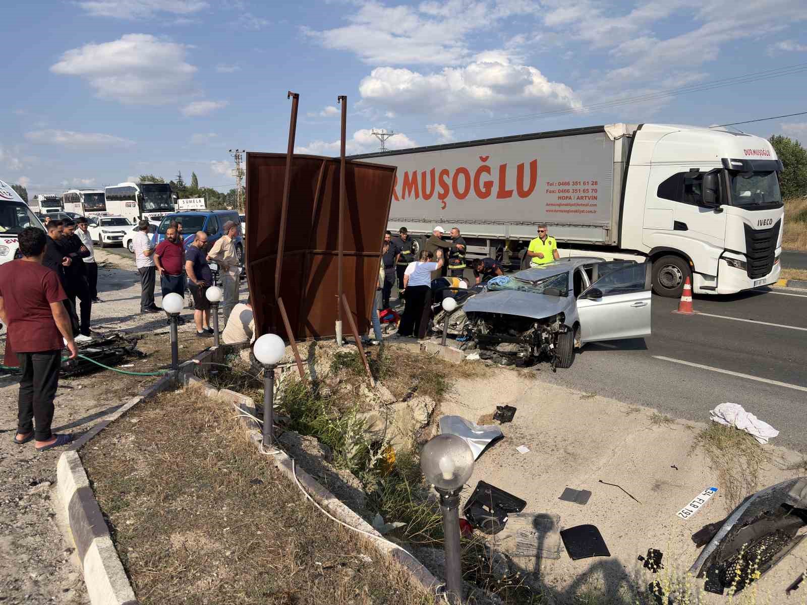D100’de otomobil su kanalına çarptı: 2 ölü, 4 yaralı