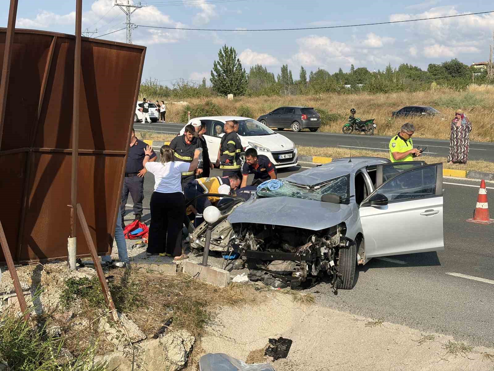 D100’de otomobil su kanalına çarptı: 2 ölü, 4 yaralı