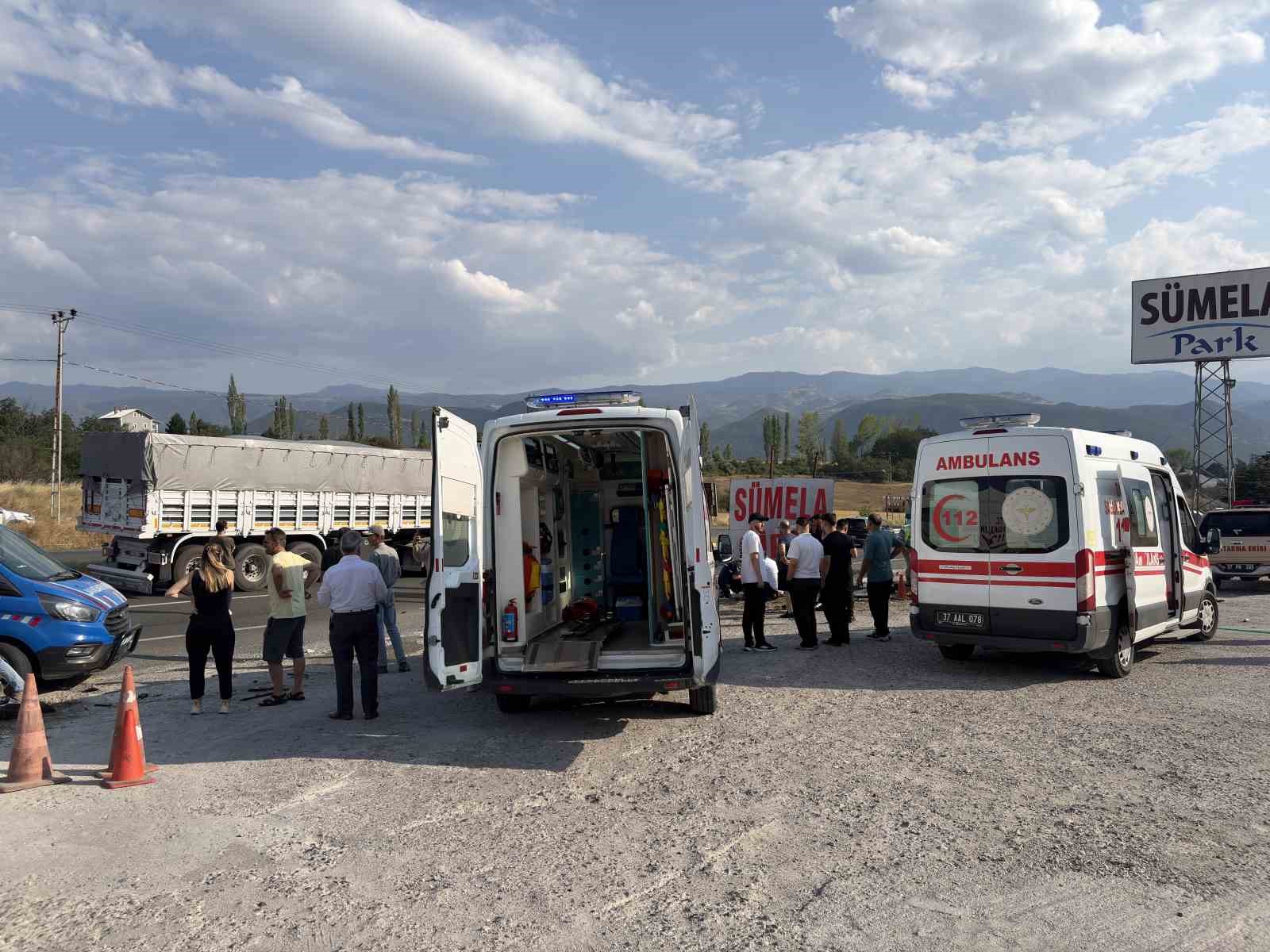 D100’de otomobil su kanalına çarptı: 2 ölü, 4 yaralı