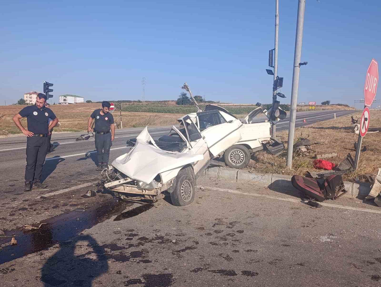 İkiye bölünen otomobilden sağ çıktı