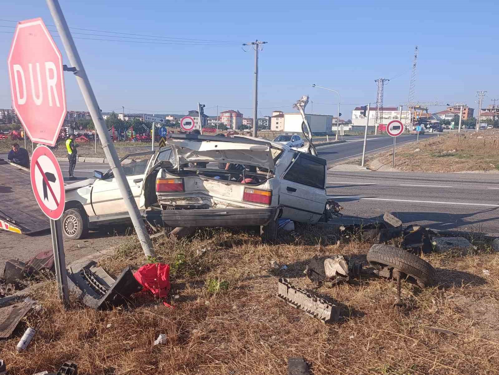 İkiye bölünen otomobilden sağ çıktı