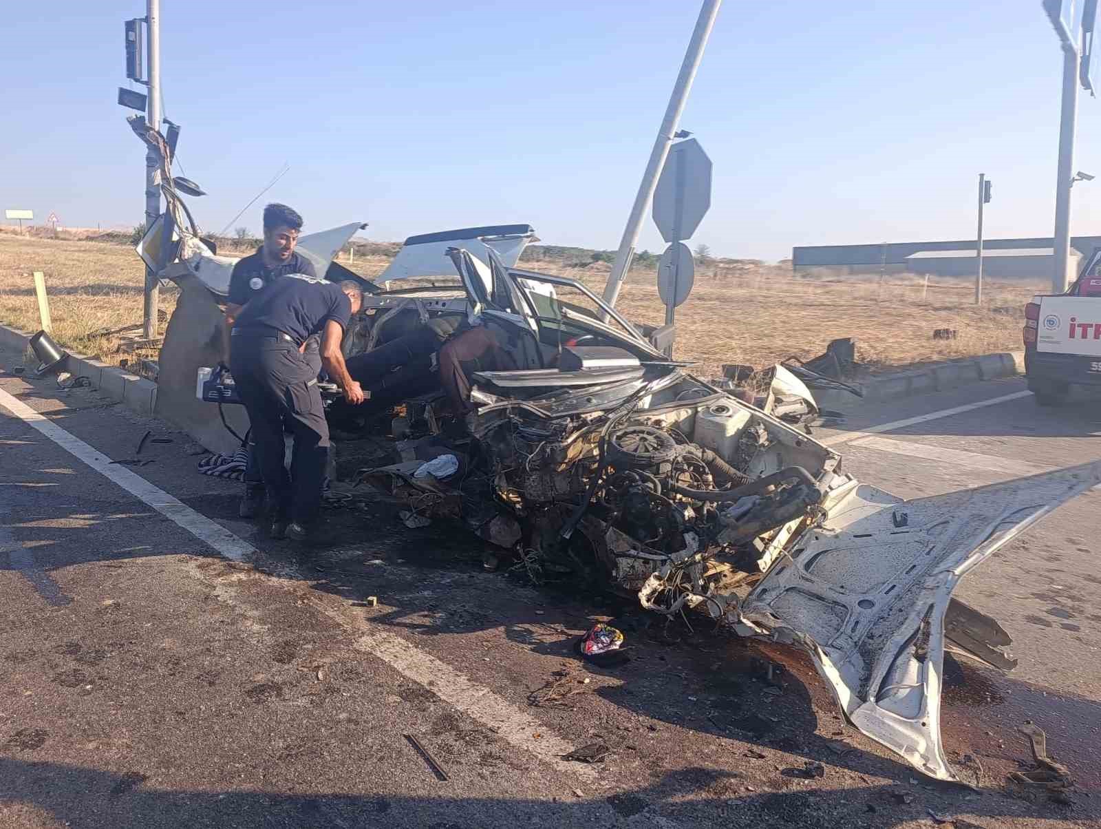 İkiye bölünen otomobilden sağ çıktı