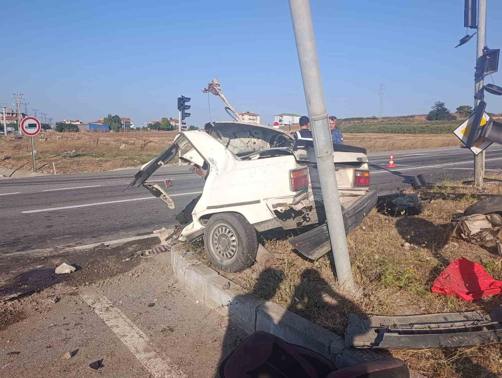 İkiye bölünen otomobilden sağ çıktı