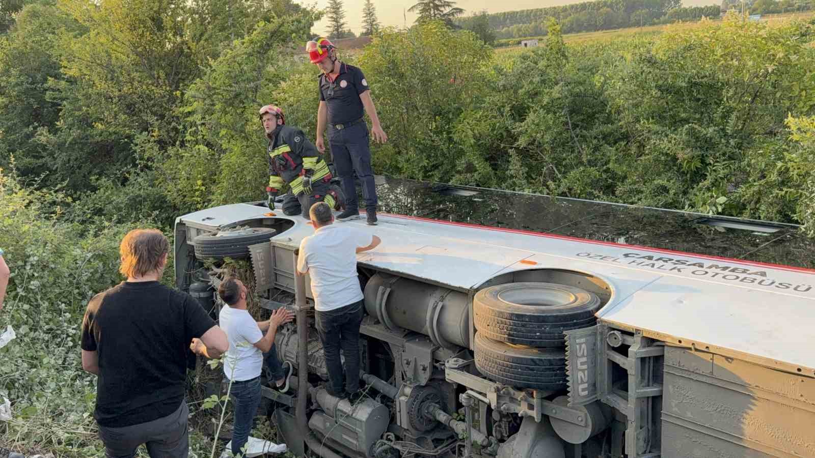 Samsun’da özel halk otobüsü devrildi: 21 yaralı