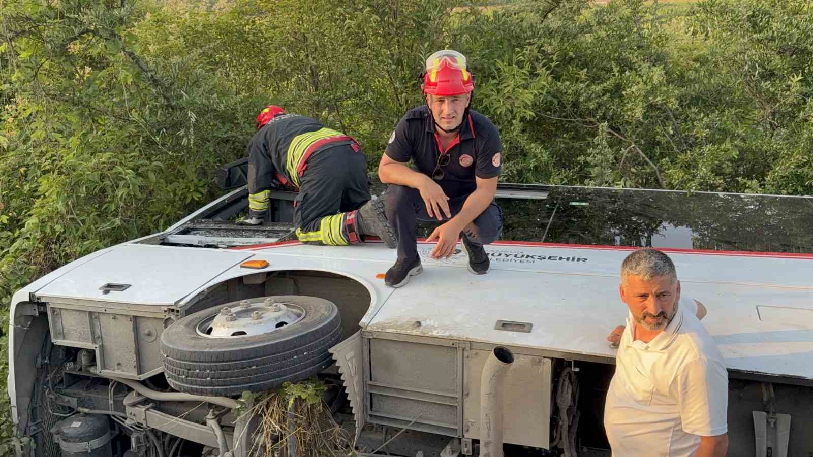 Samsun’da özel halk otobüsü devrildi: 21 yaralı