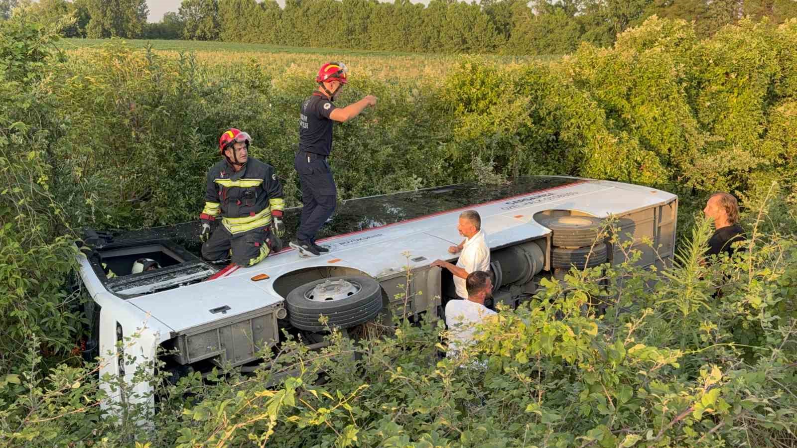 Samsun’da özel halk otobüsü devrildi: 21 yaralı