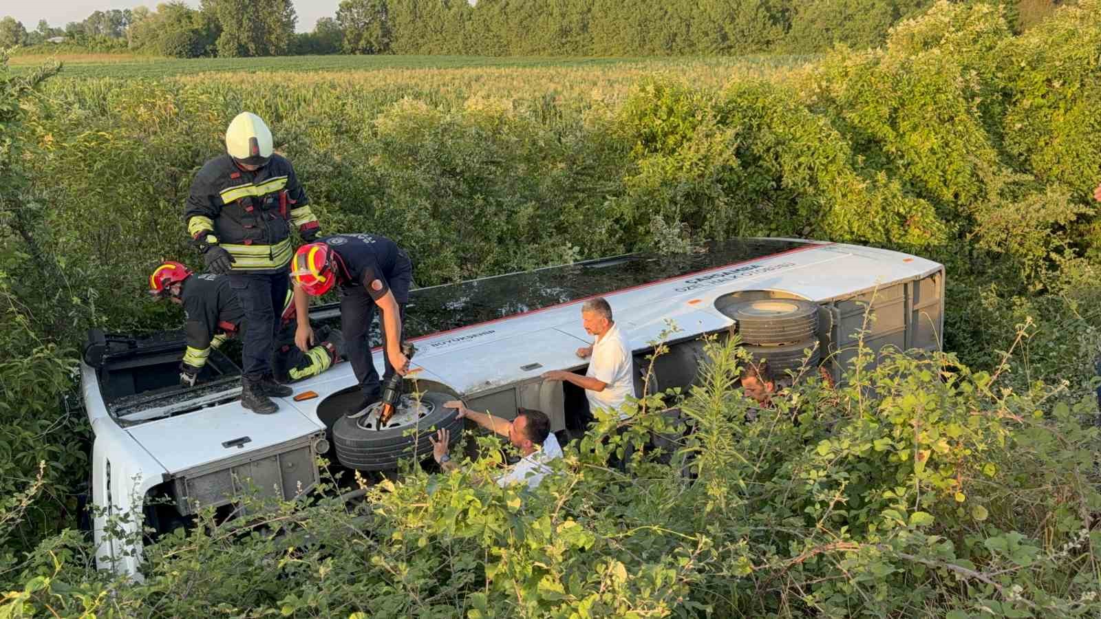 Samsun’da özel halk otobüsü devrildi: 21 yaralı