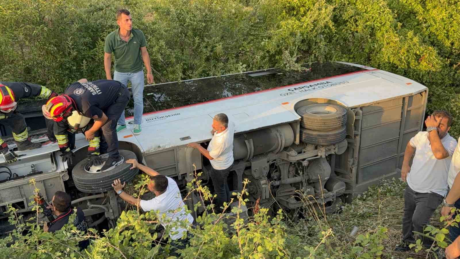 Samsun’da özel halk otobüsü devrildi: 21 yaralı