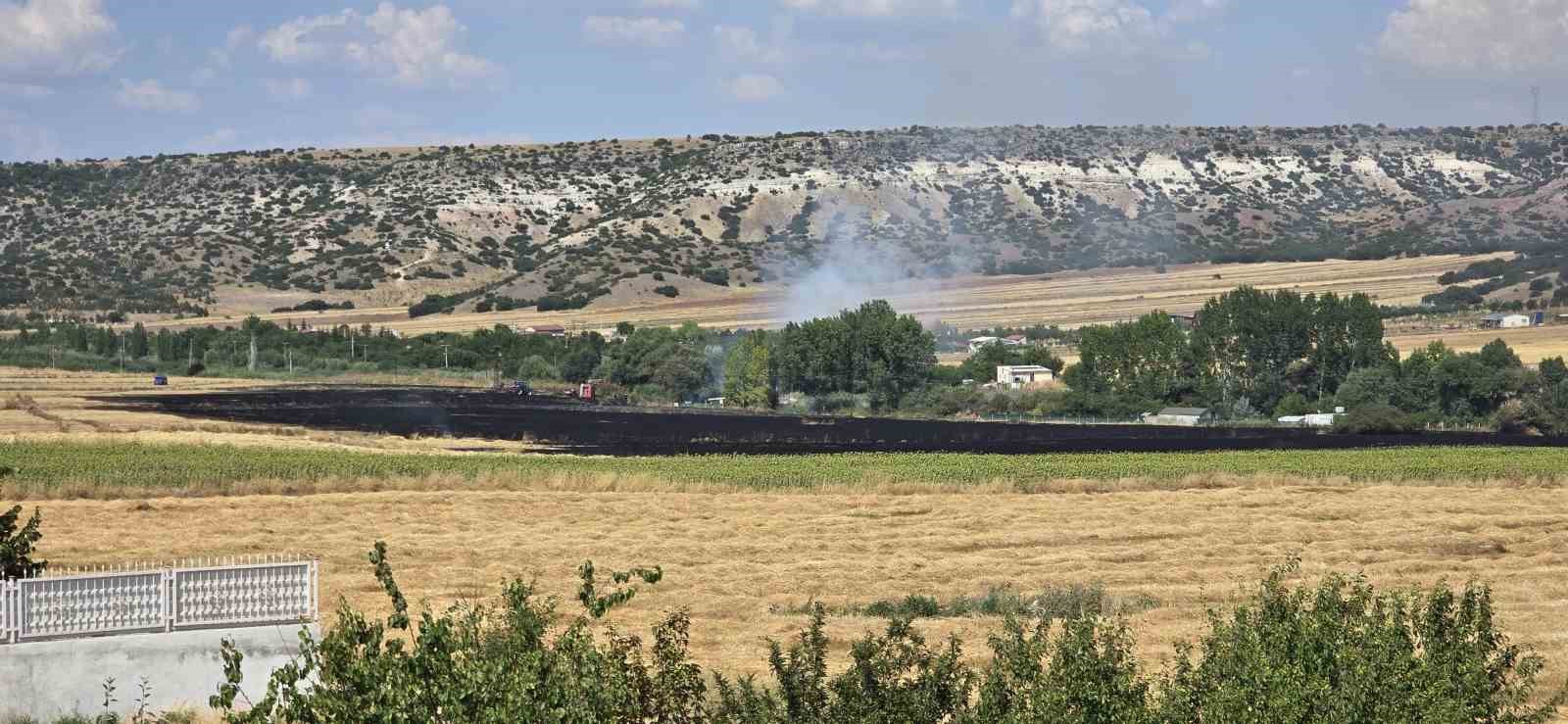 Eskişehir’de anız yangını yerleşim bölgesine ulaşmadan söndürüldü