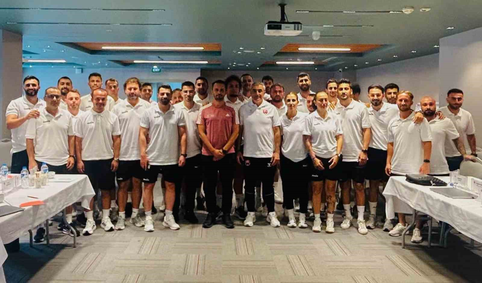 Sarıgül, UEFA Fitness B-1 Kursunda tecrübelerini paylaştı