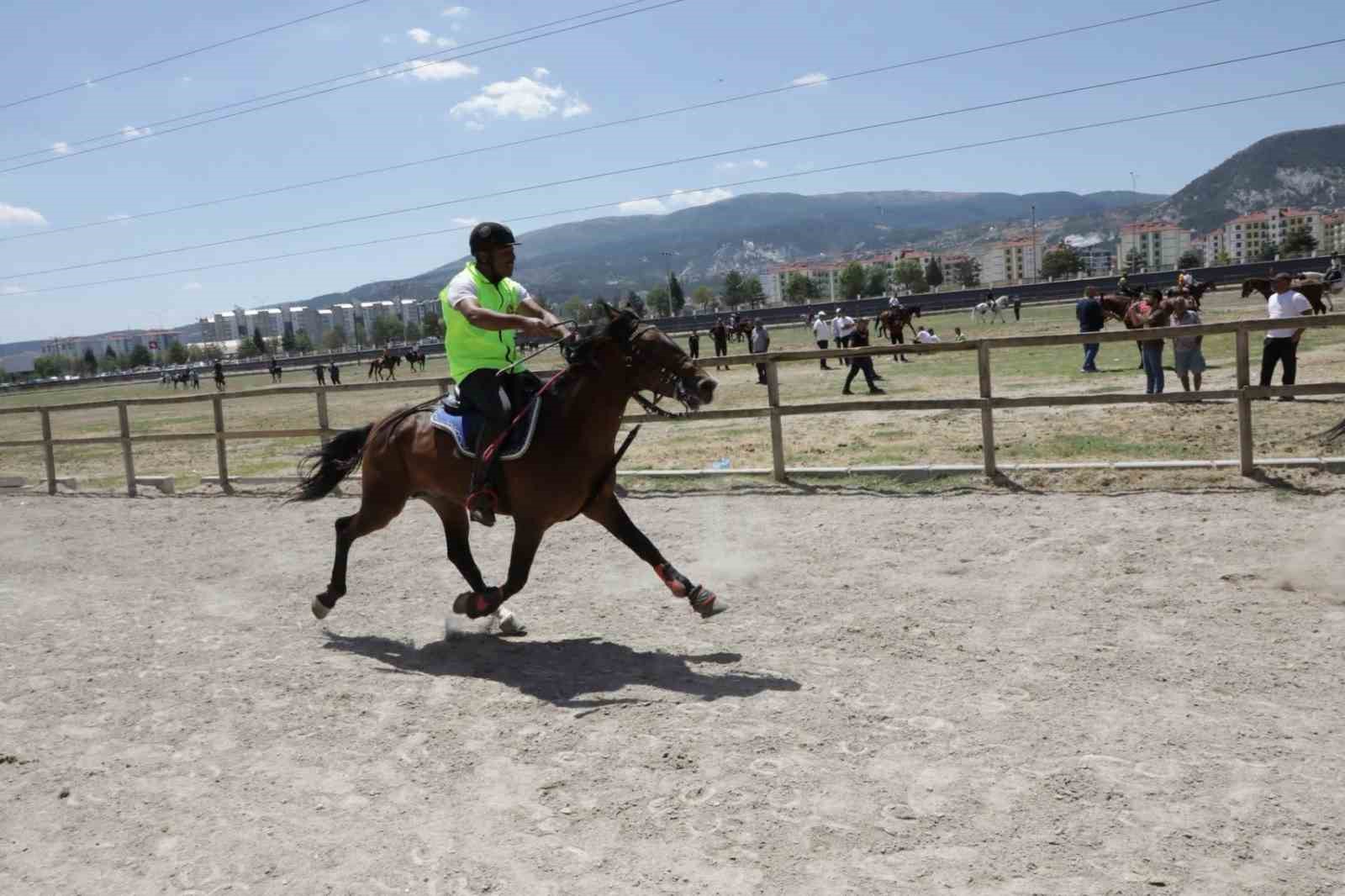 Kütahya’da Rahvan At Yarışları nefes kesti: 43 ilden 130’un üzerinde at şampiyonluk için koştu
