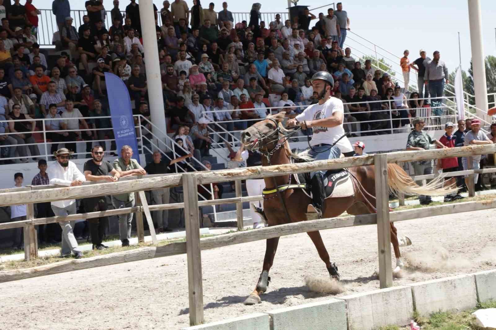 Kütahya’da Rahvan At Yarışları nefes kesti: 43 ilden 130’un üzerinde at şampiyonluk için koştu
