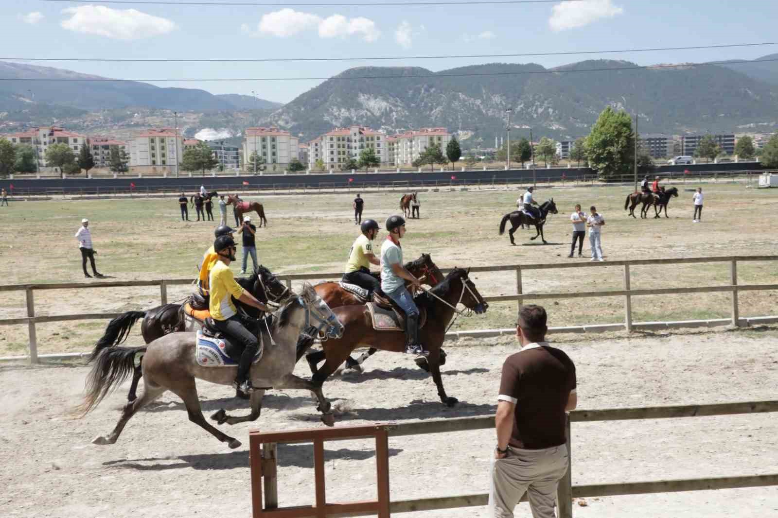 Kütahya’da Rahvan At Yarışları nefes kesti: 43 ilden 130’un üzerinde at şampiyonluk için koştu