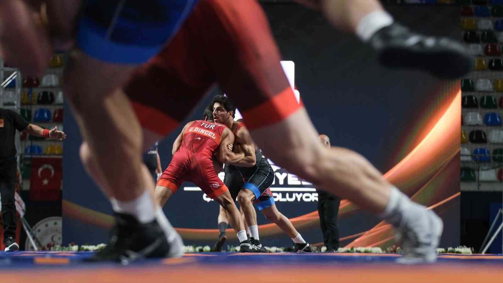 Uluslararası güreş turnuvasında Türk sporcular 27 madalya kazandı
