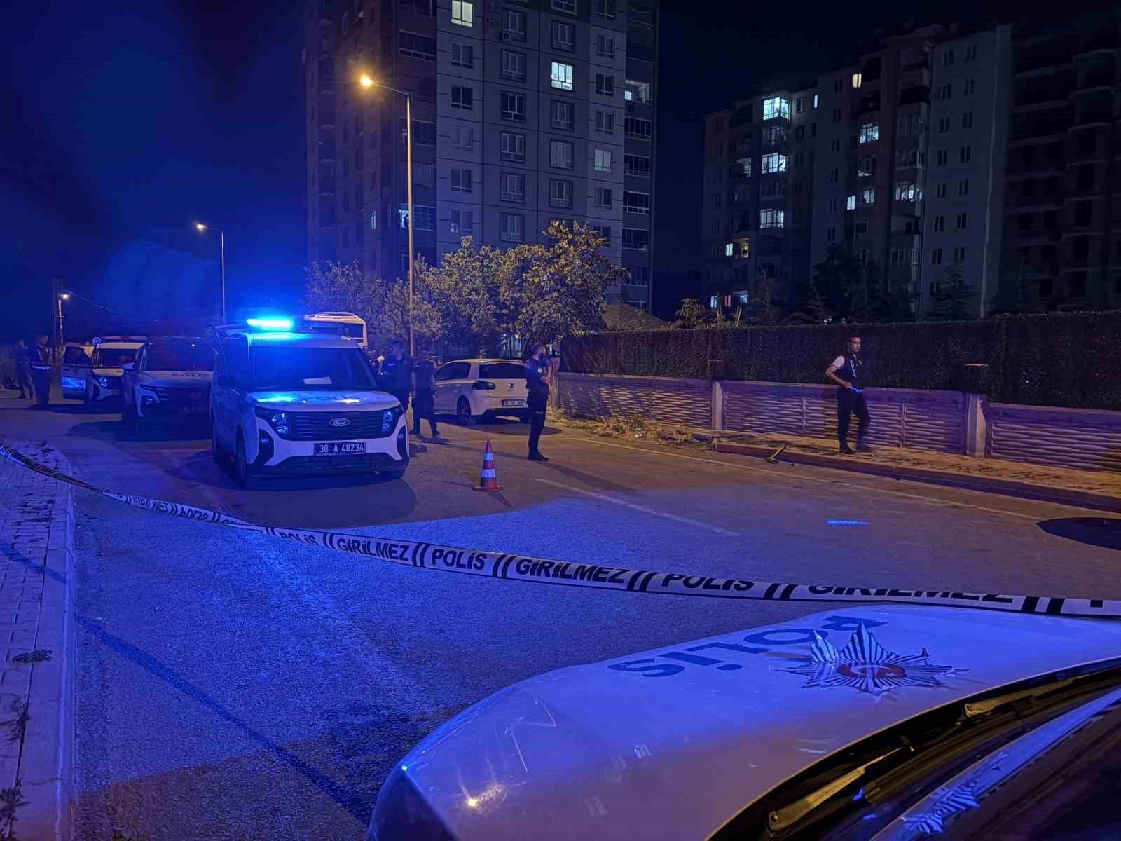 Kavgada kullanılan otomatik av tüfeğinden çıkan saçmalar otoparkta araçlarından inen çifti yaraladı: 2 yaralı