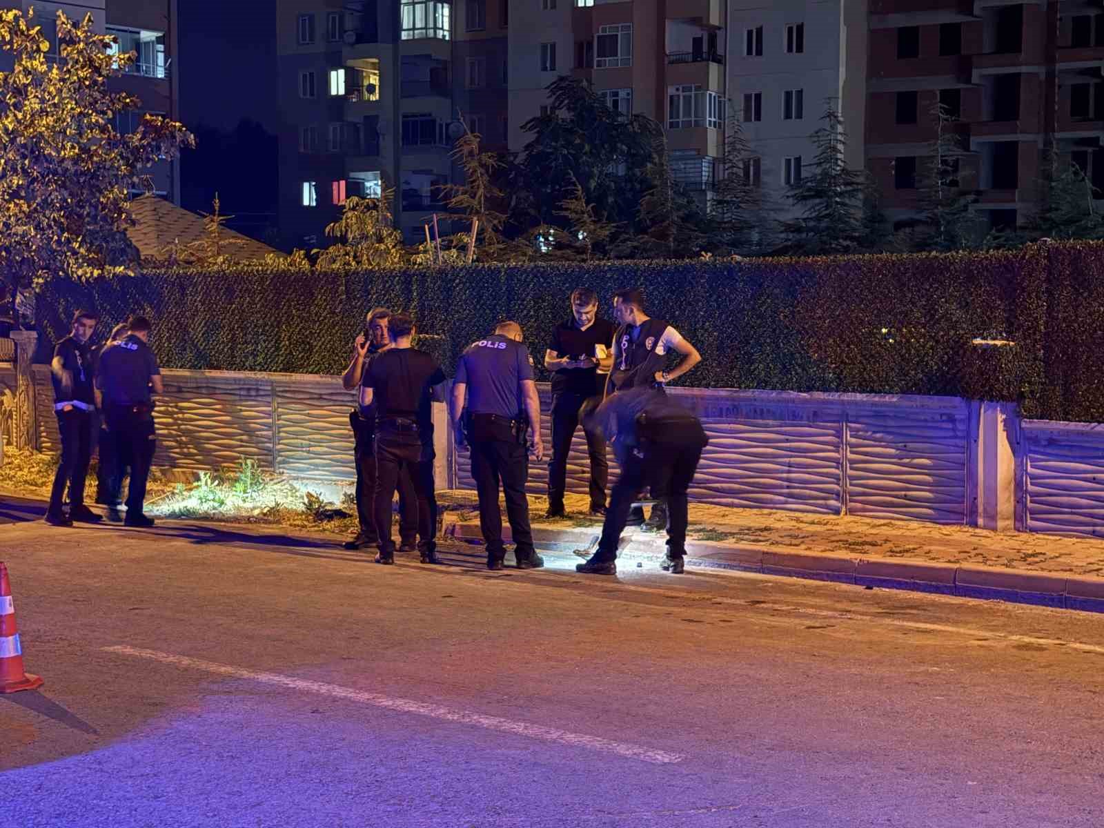 Kavgada kullanılan otomatik av tüfeğinden çıkan saçmalar otoparkta araçlarından inen çifti yaraladı: 2 yaralı