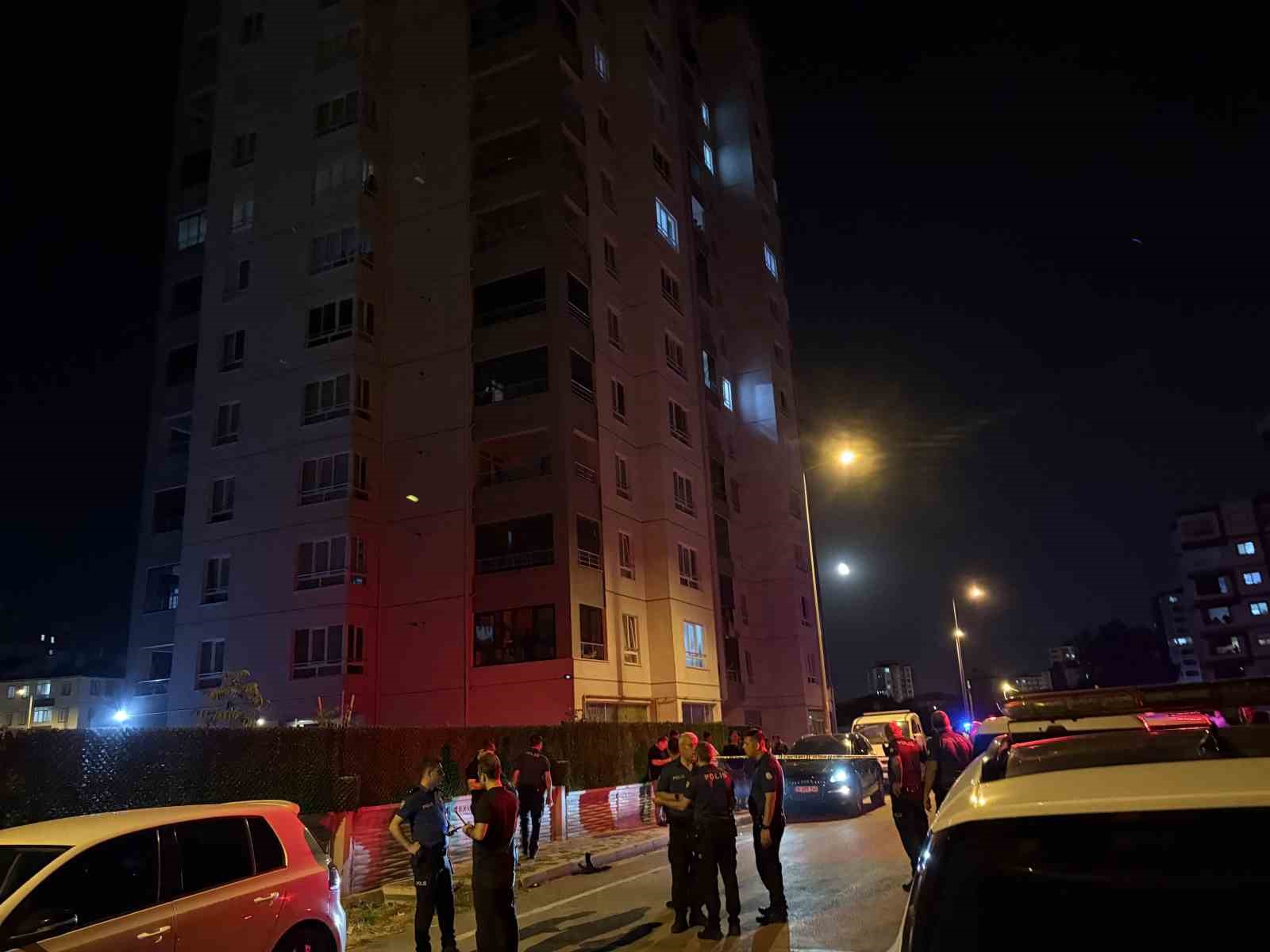 Kavgada kullanılan otomatik av tüfeğinden çıkan saçmalar otoparkta araçlarından inen çifti yaraladı: 2 yaralı