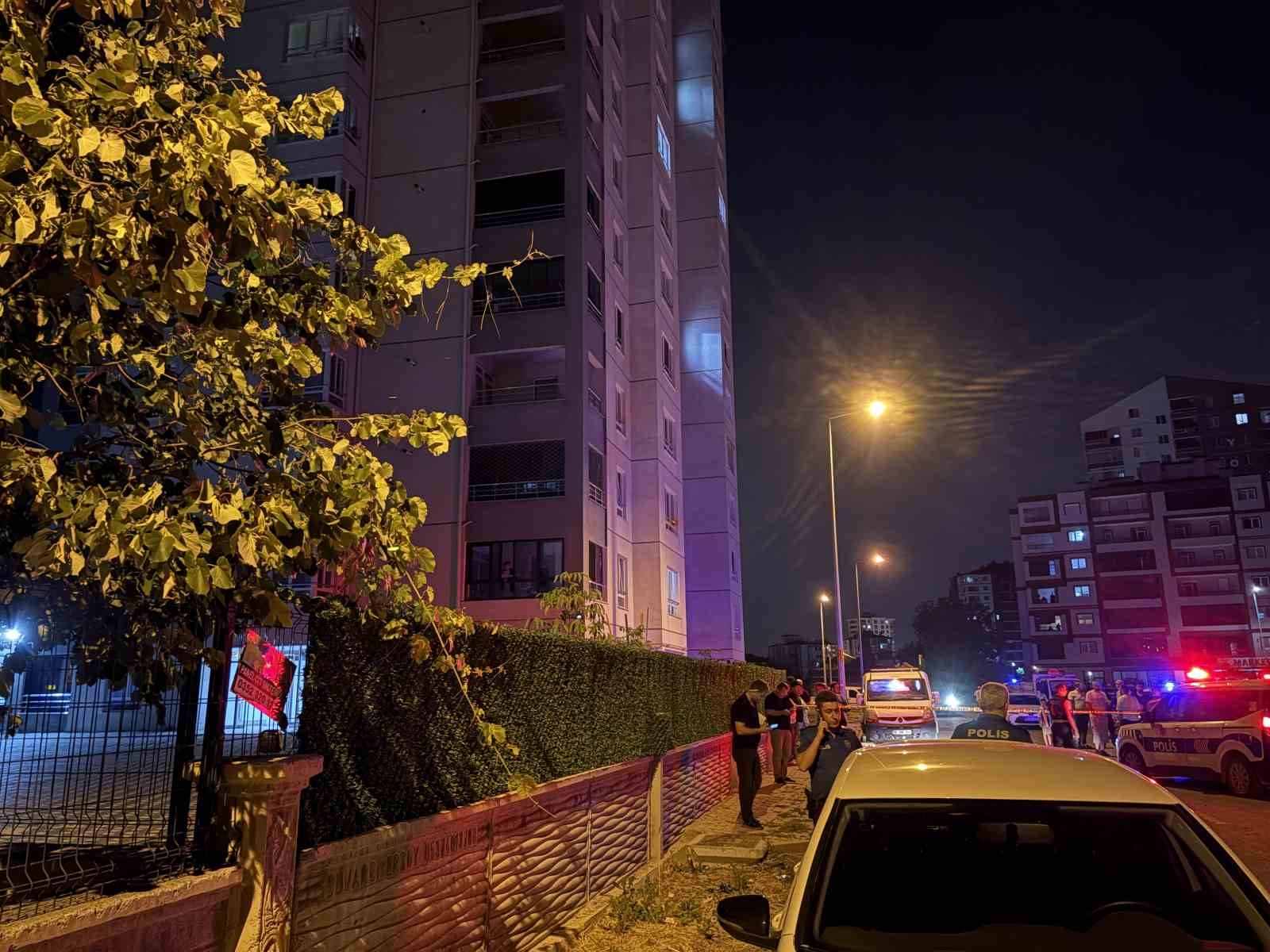 Kavgada kullanılan otomatik av tüfeğinden çıkan saçmalar otoparkta araçlarından inen çifti yaraladı: 2 yaralı
