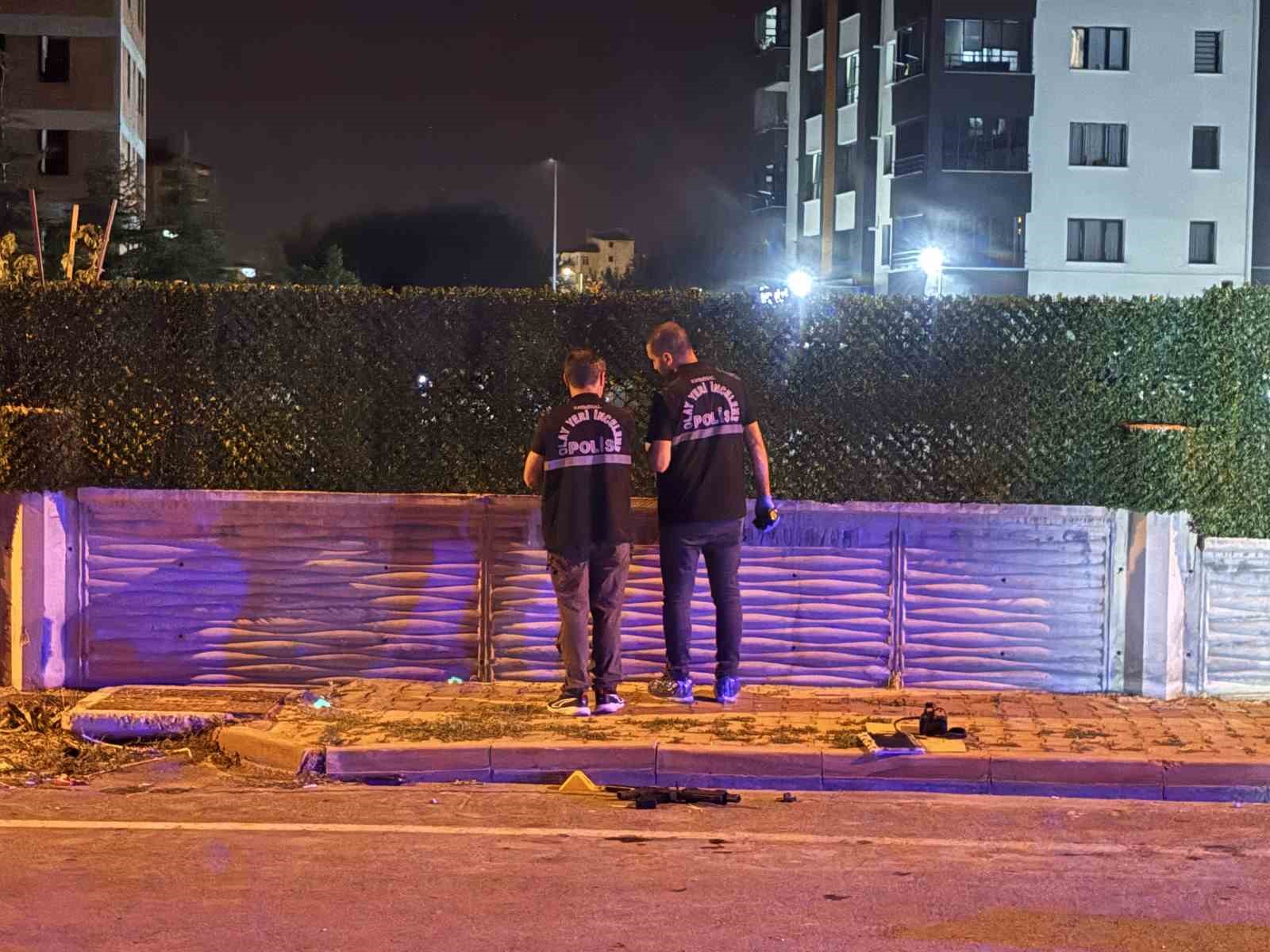Kavgada kullanılan otomatik av tüfeğinden çıkan saçmalar otoparkta araçlarından inen çifti yaraladı: 2 yaralı
