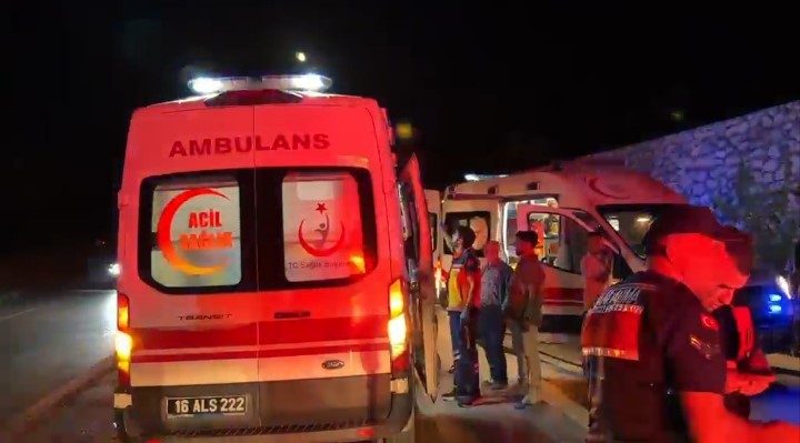 Bursa’da iki otomobil kafa kafaya çarpıştı: 5 yaralı, 2 ölü