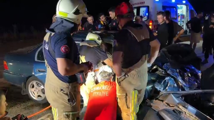 Bursa’da iki otomobil kafa kafaya çarpıştı: 5 yaralı, 2 ölü