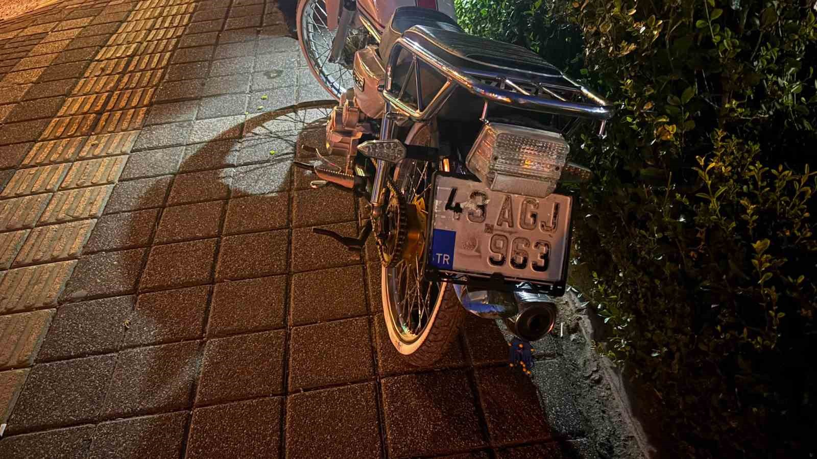 Direksiyon hakimiyetini kaybeden motosiklet sürücüsü hastanelik oldu