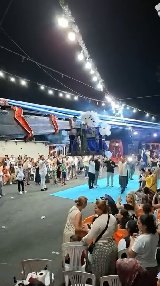 Gelin ile damat sahneye vinçle indi