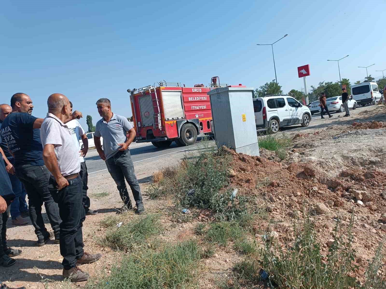 Erciş’te hafif ticari kamyonet takla attı: 4 yaralı