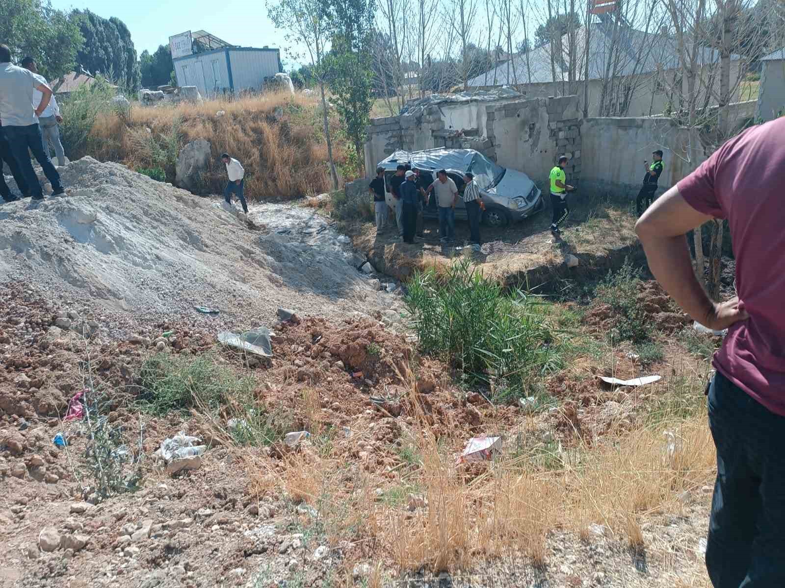 Erciş’te hafif ticari kamyonet takla attı: 4 yaralı