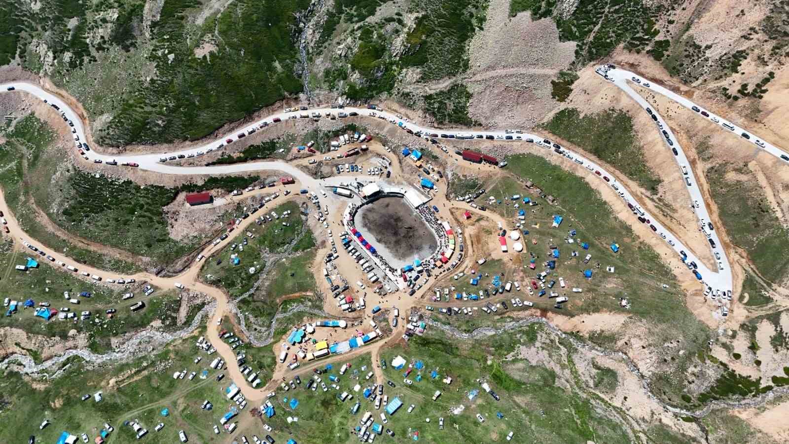 3 Bin rakımdaki Salikvan Yaylası’nda boğa güreşleri nefes kesti