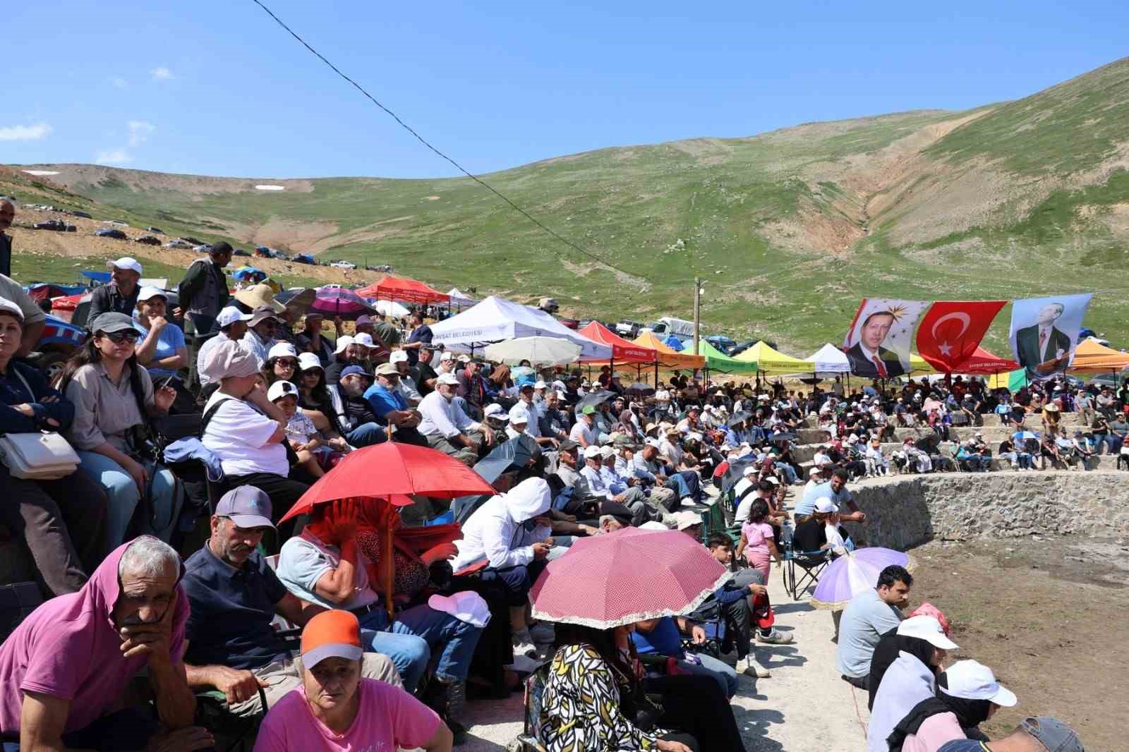3 Bin rakımdaki Salikvan Yaylası’nda boğa güreşleri nefes kesti