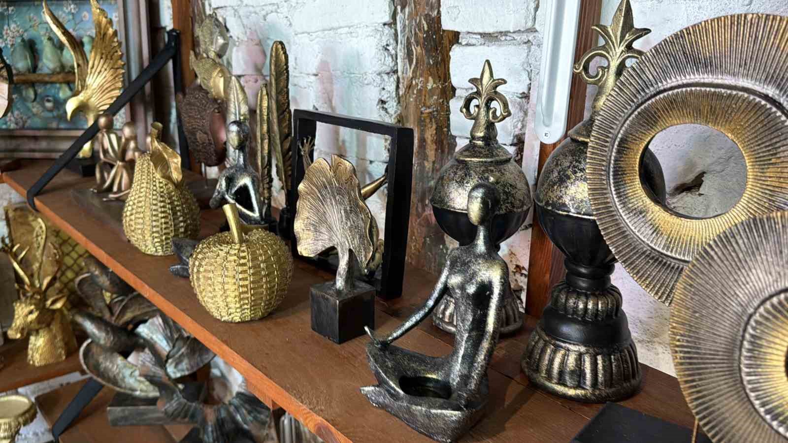 Hobisini mesleğe dönüştürdü, el emeği ile aile bütçesine katlı sağlıyor