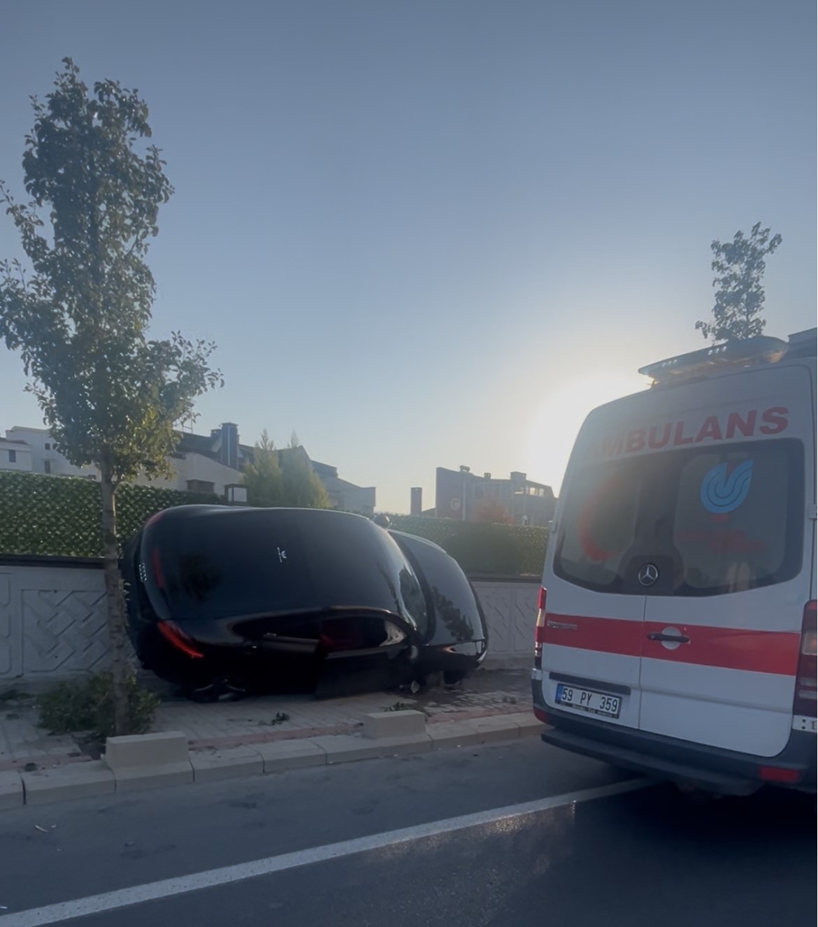 Tekirdağ’da kaldırımı aşan otomobil duvarda yan durdu