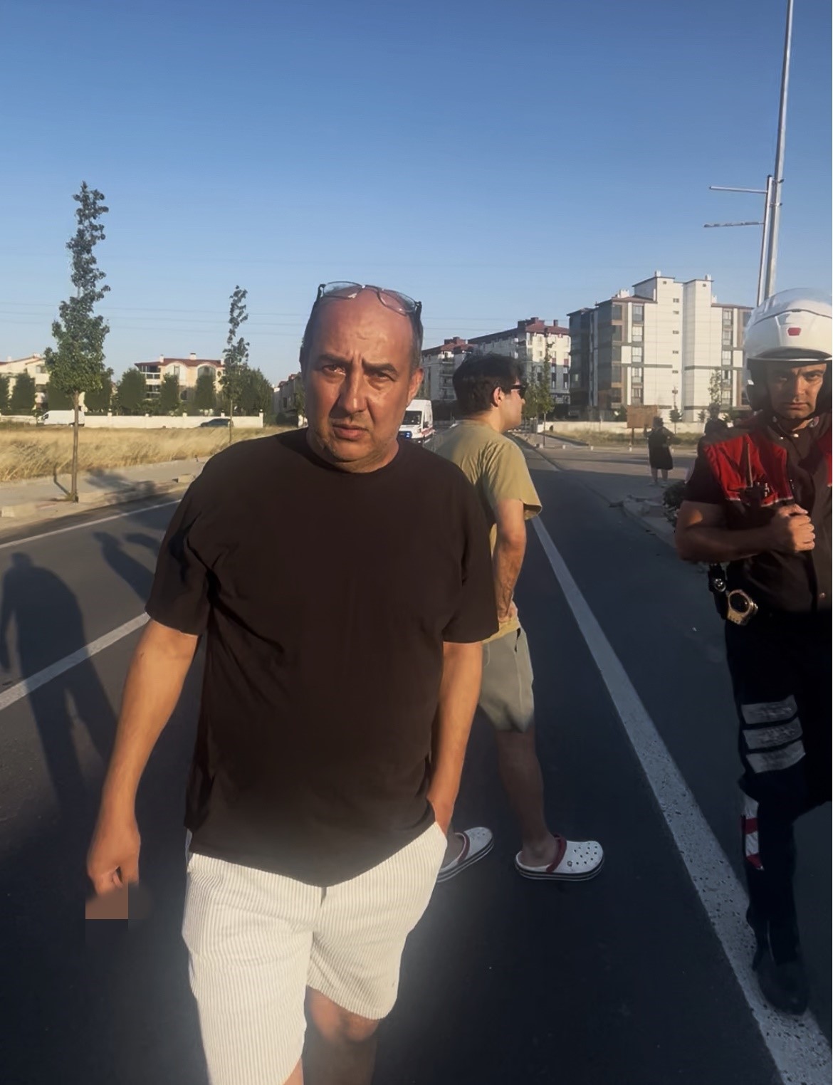 Tekirdağ’da kaldırımı aşan otomobil duvarda yan durdu