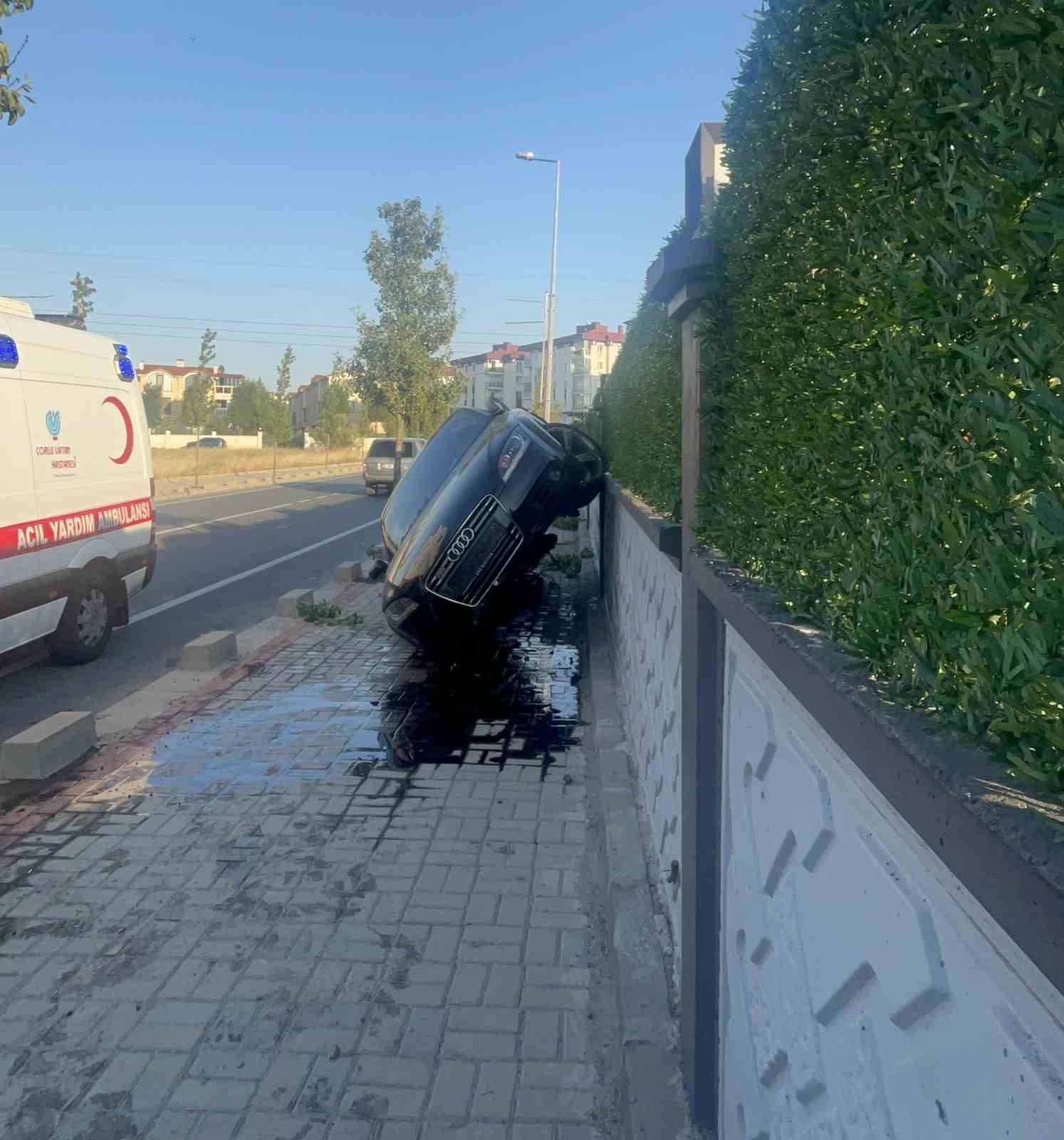 Tekirdağ’da kaldırımı aşan otomobil duvarda yan durdu