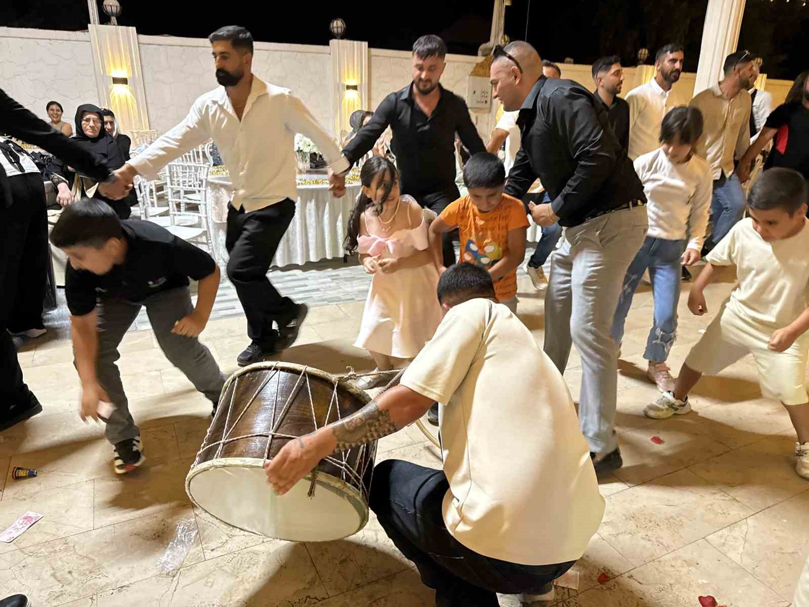Iğdır’da düğünde ilginç anlar: Davulunu kırıp paraları topladı