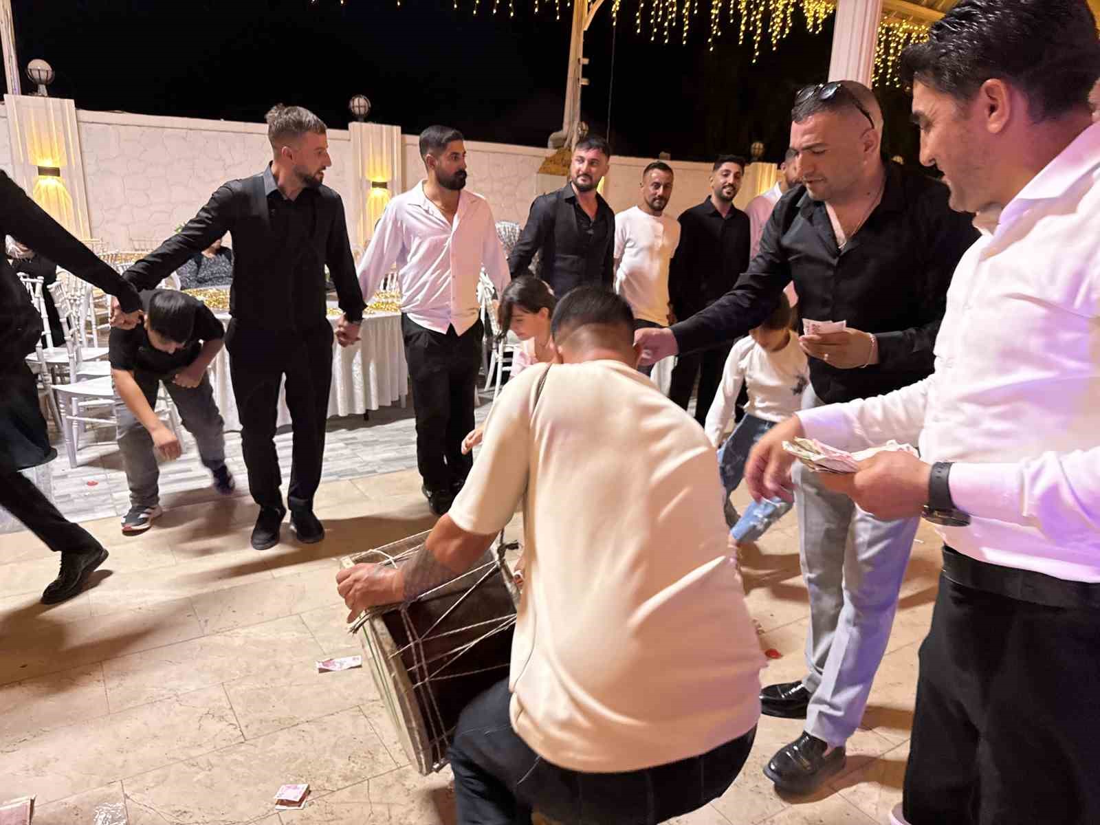 Iğdır’da düğünde ilginç anlar: Davulunu kırıp paraları topladı
