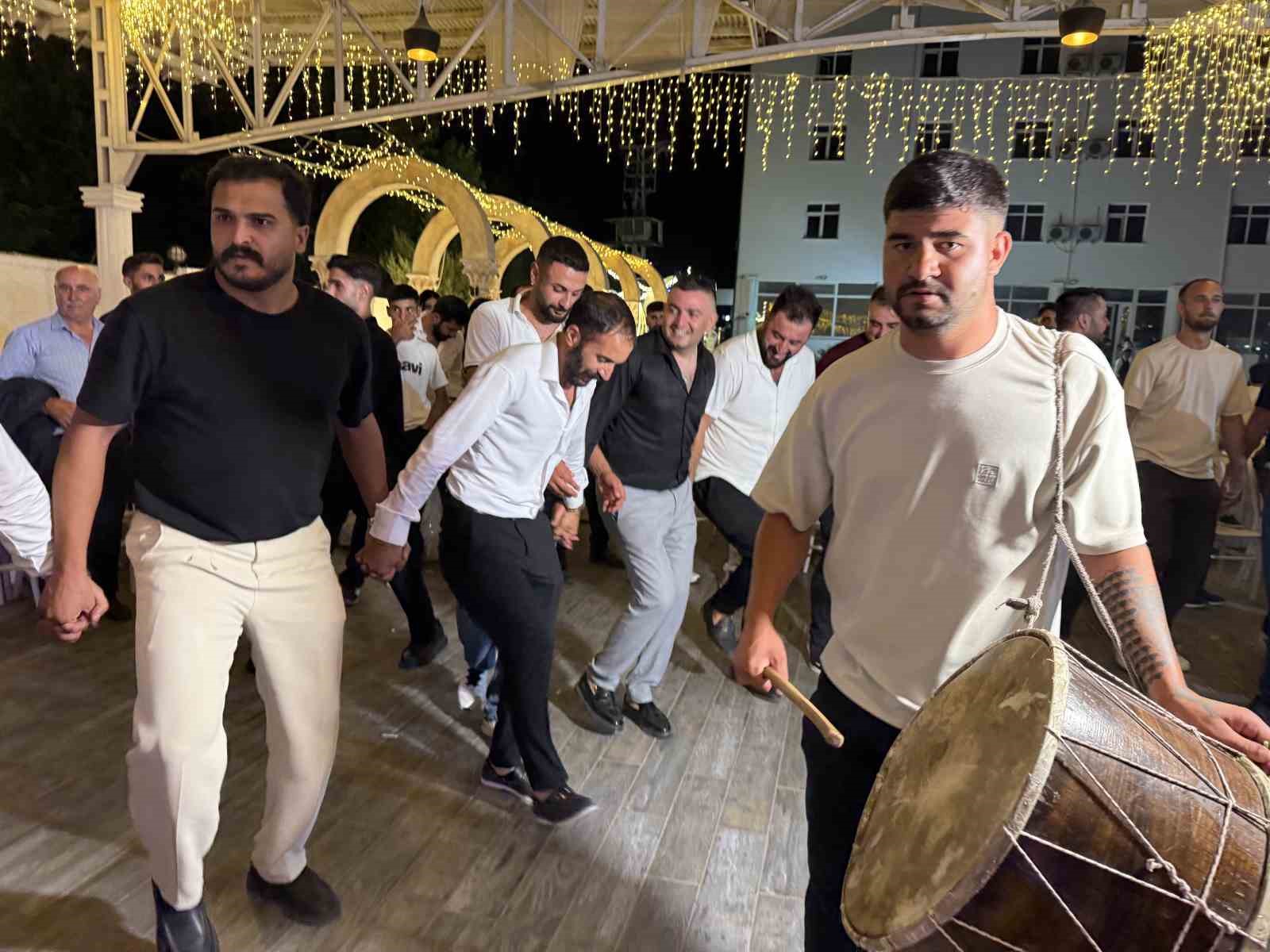 Iğdır’da düğünde ilginç anlar: Davulunu kırıp paraları topladı