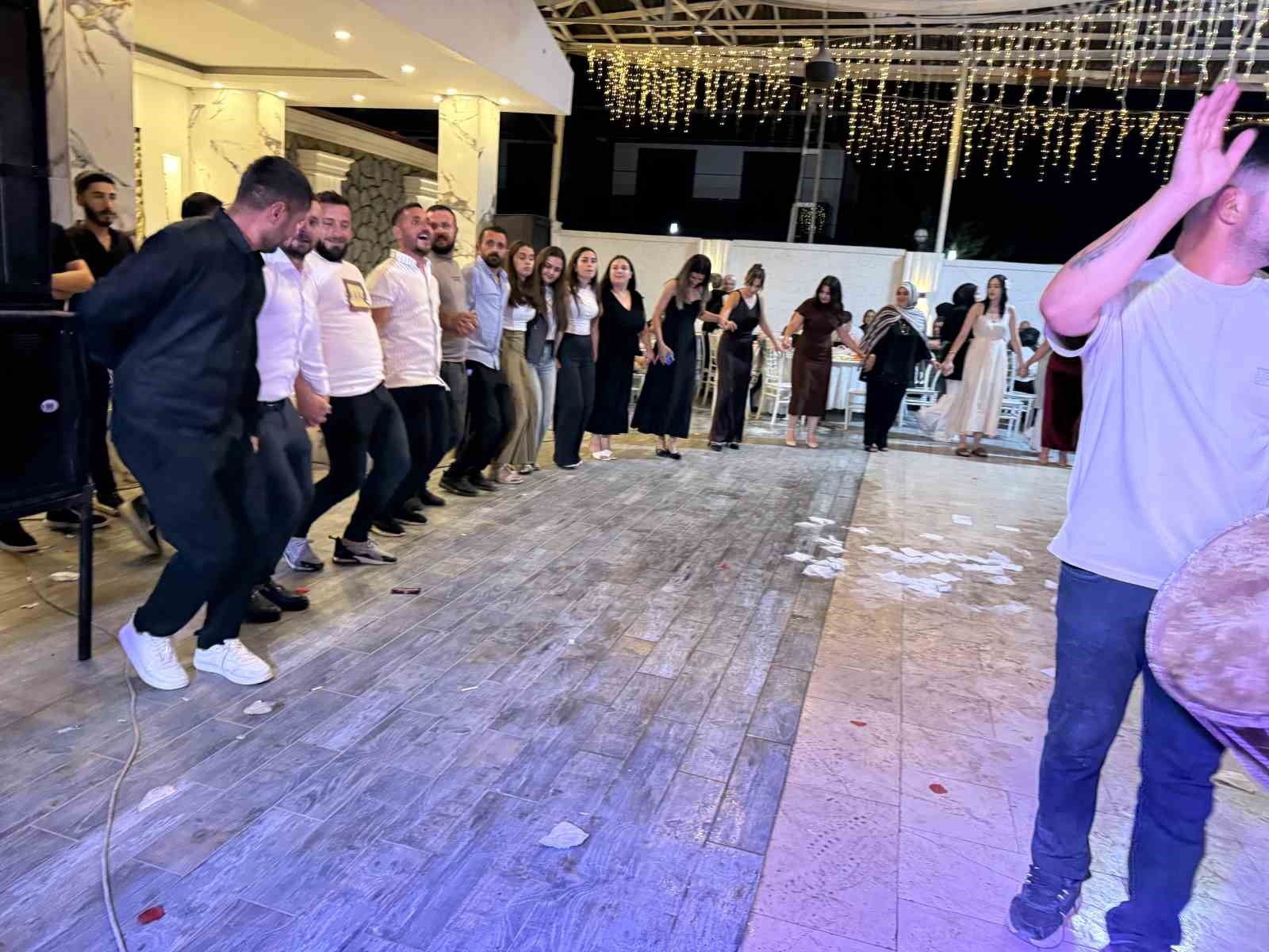 Iğdır’da düğünde ilginç anlar: Davulunu kırıp paraları topladı