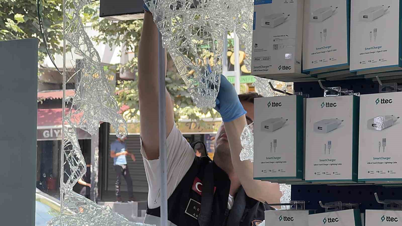 Maskeli hırsızlar camını odunla kırdıkları mağazadan 400 bin liralık telefon çaldı