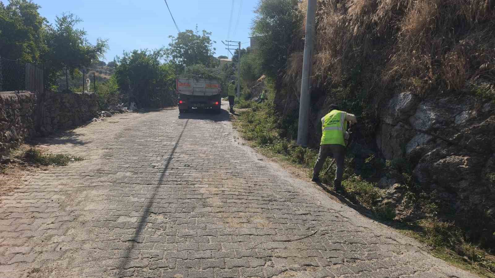 Aydın Büyükşehir’den Karpuzlu’daki yeşil alanlarda bakım ve düzenleme çalışması