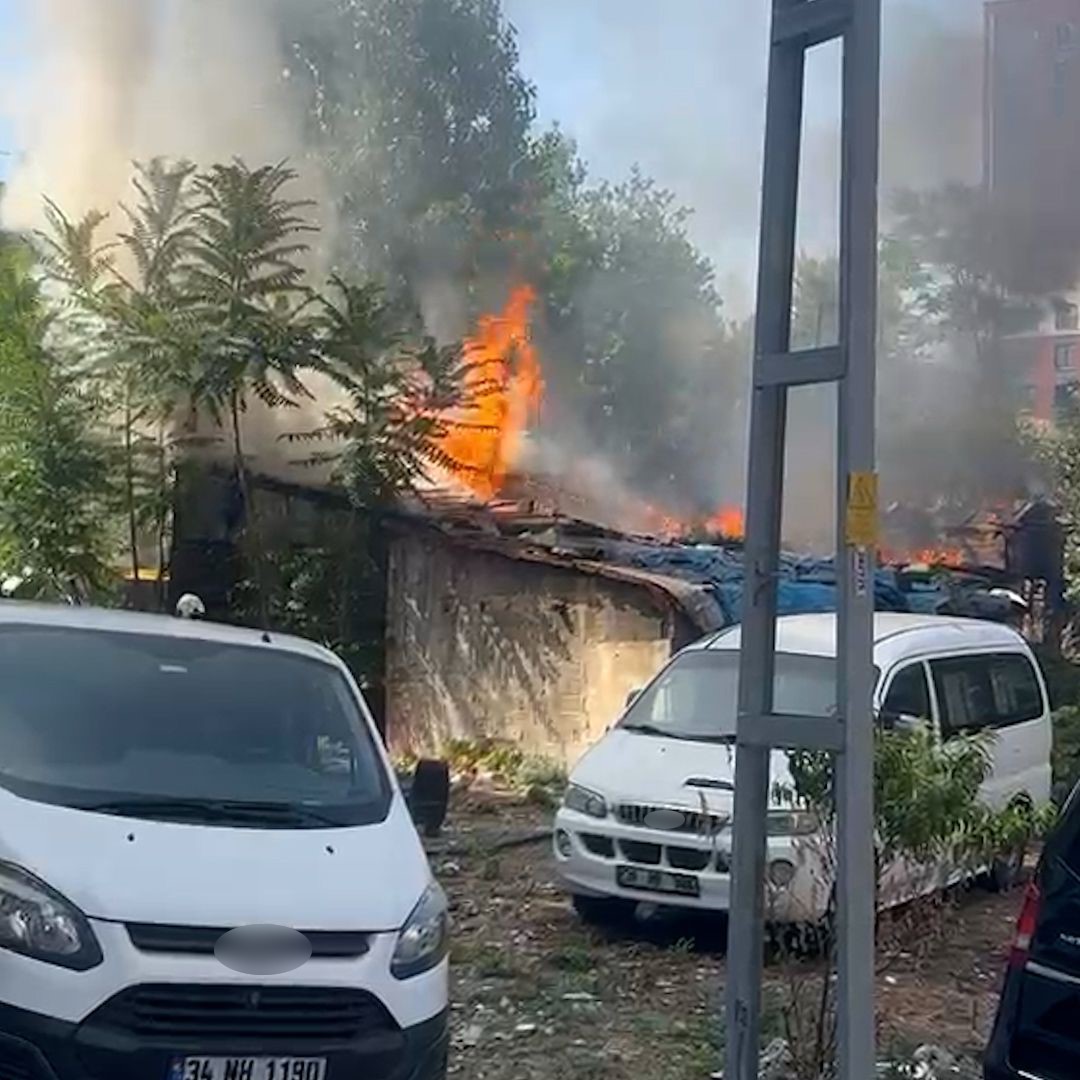Gaziosmanpaşa’da iki gecekondu alevlere teslim oldu