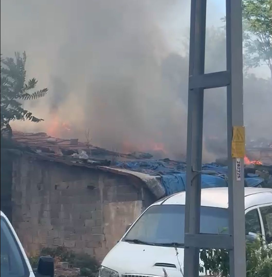 Gaziosmanpaşa’da iki gecekondu alevlere teslim oldu