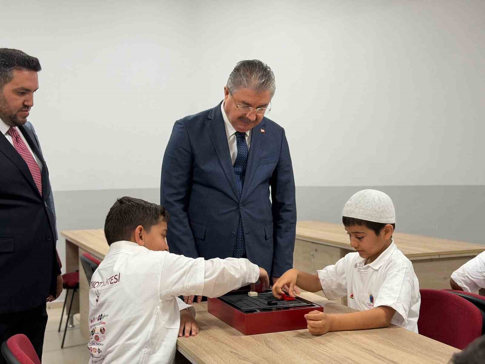TÜGVA Eskişehir Yaz Okulu’na Vali Yılmaz’dan anlamlı ziyaret