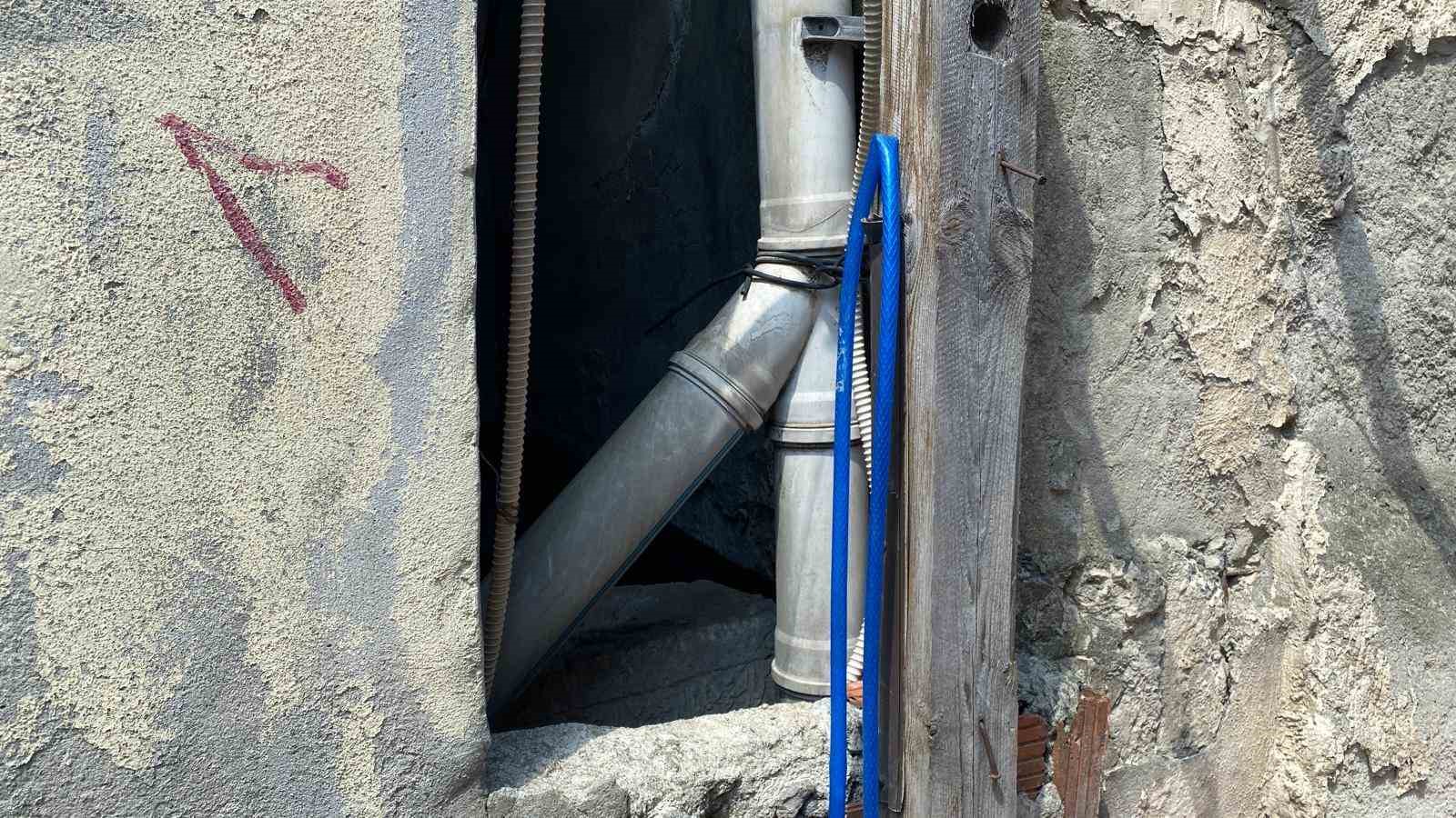 Eyüpsultan’da üzerinden borular geçen türbe harabeye döndü