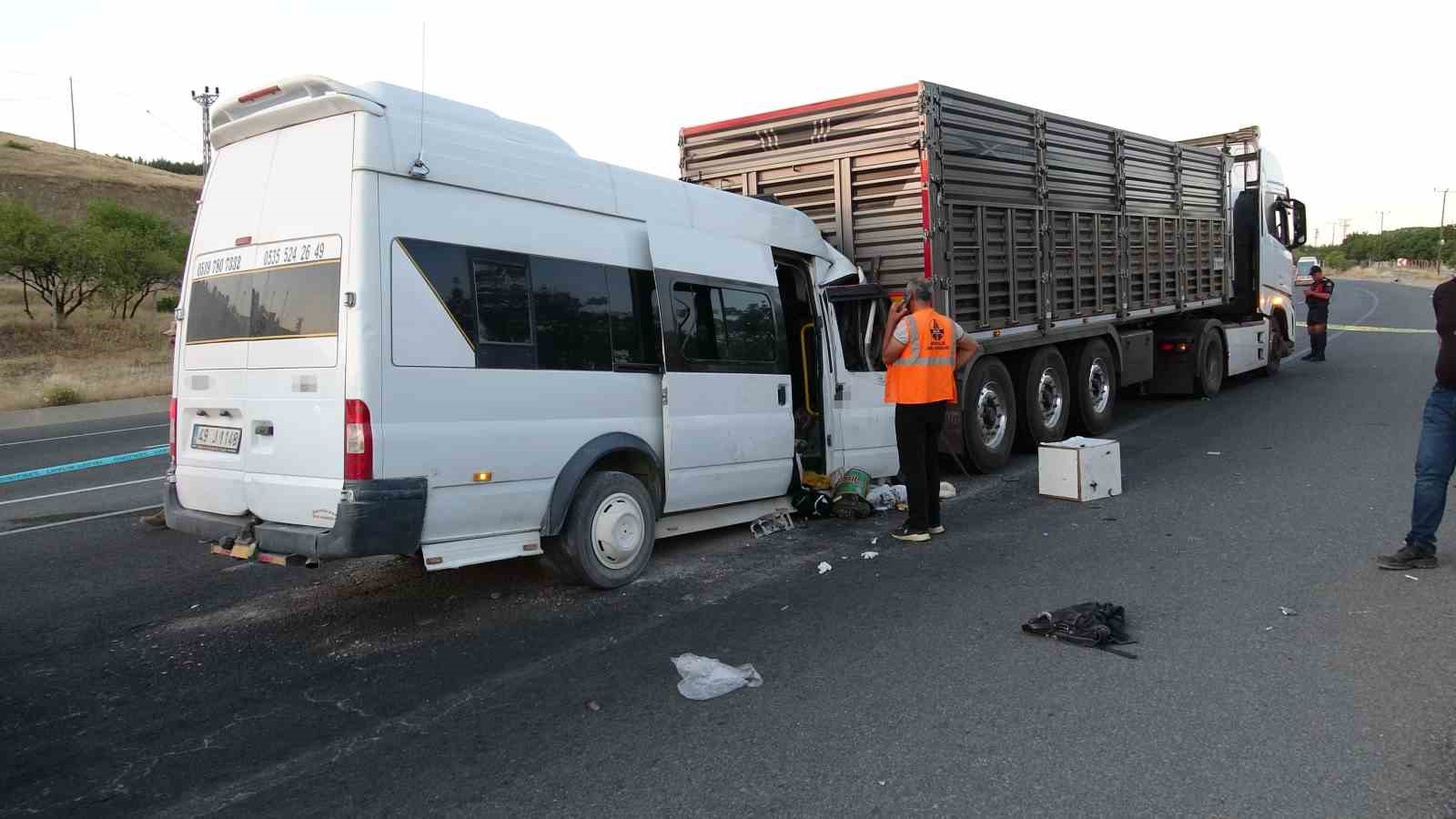 Malatya’da tarım işçilerini taşıyan minibüs tıra çarptı: 19 yaralı