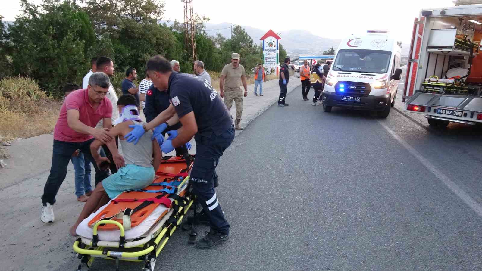 Malatya’da tarım işçilerini taşıyan minibüs tıra çarptı: 19 yaralı